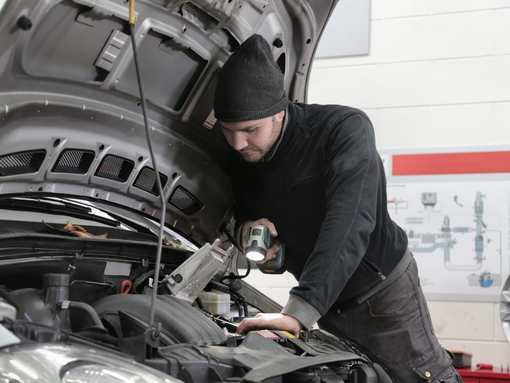 Periyodik bakım sırasında kamyon motorunun ve mekanik parçalarının detaylı kontrolü Özcan Otomotiv servisinde yapılıyor.